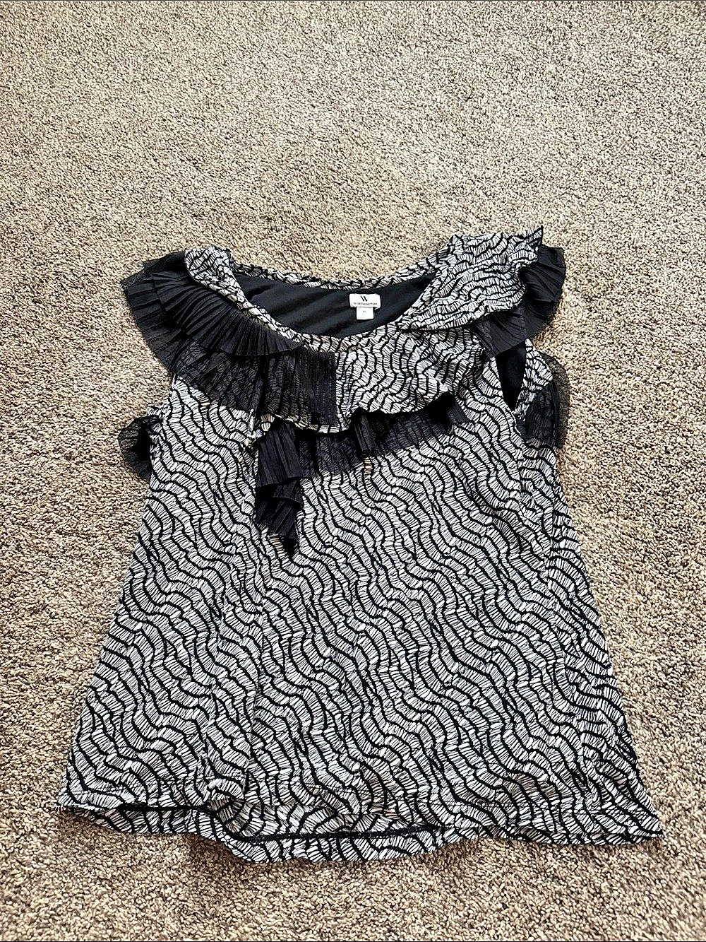 Worthington Ruffle Blouse in Black & White XL Like New Fits Like Large